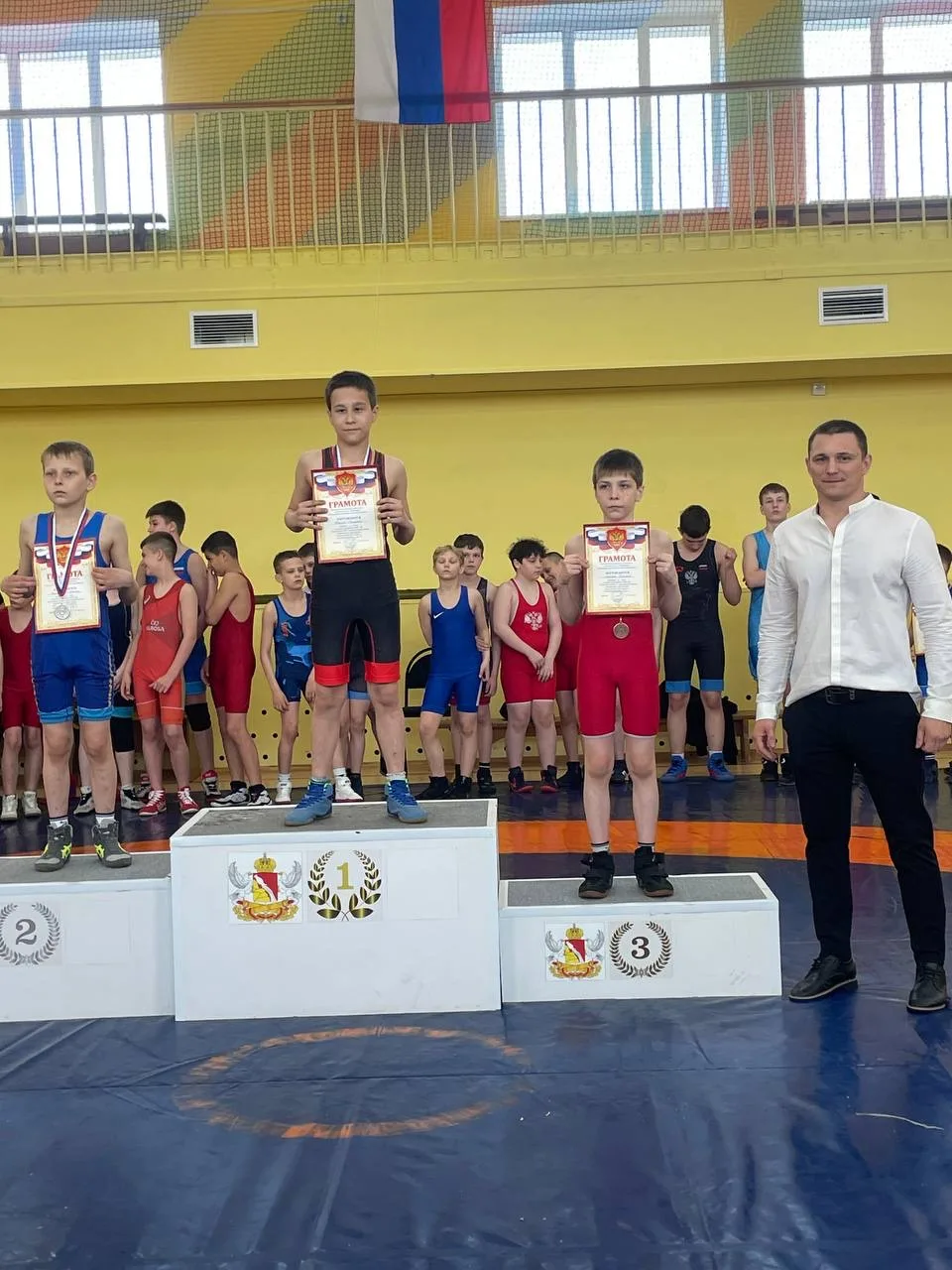 Турнир по греко-римской борьбе в Стрелице: юные спортсмены на пьедестале