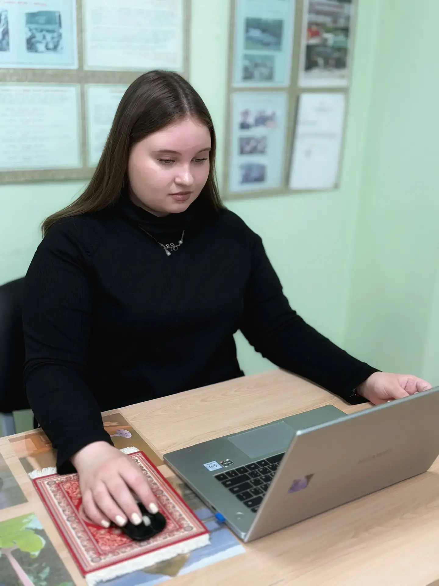 Педагог Дворца творчества детей и молодежи Мария Сергеевна Соснина и методист ЦЦО «IT-куб» Александр