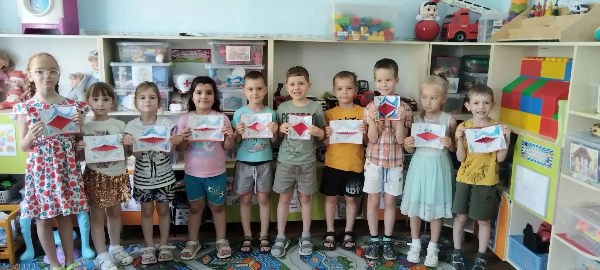 В старшей группе "Любознайки" ребята выполнили поделку.
"Акула в аквариуме".
Поделка получилась ярко