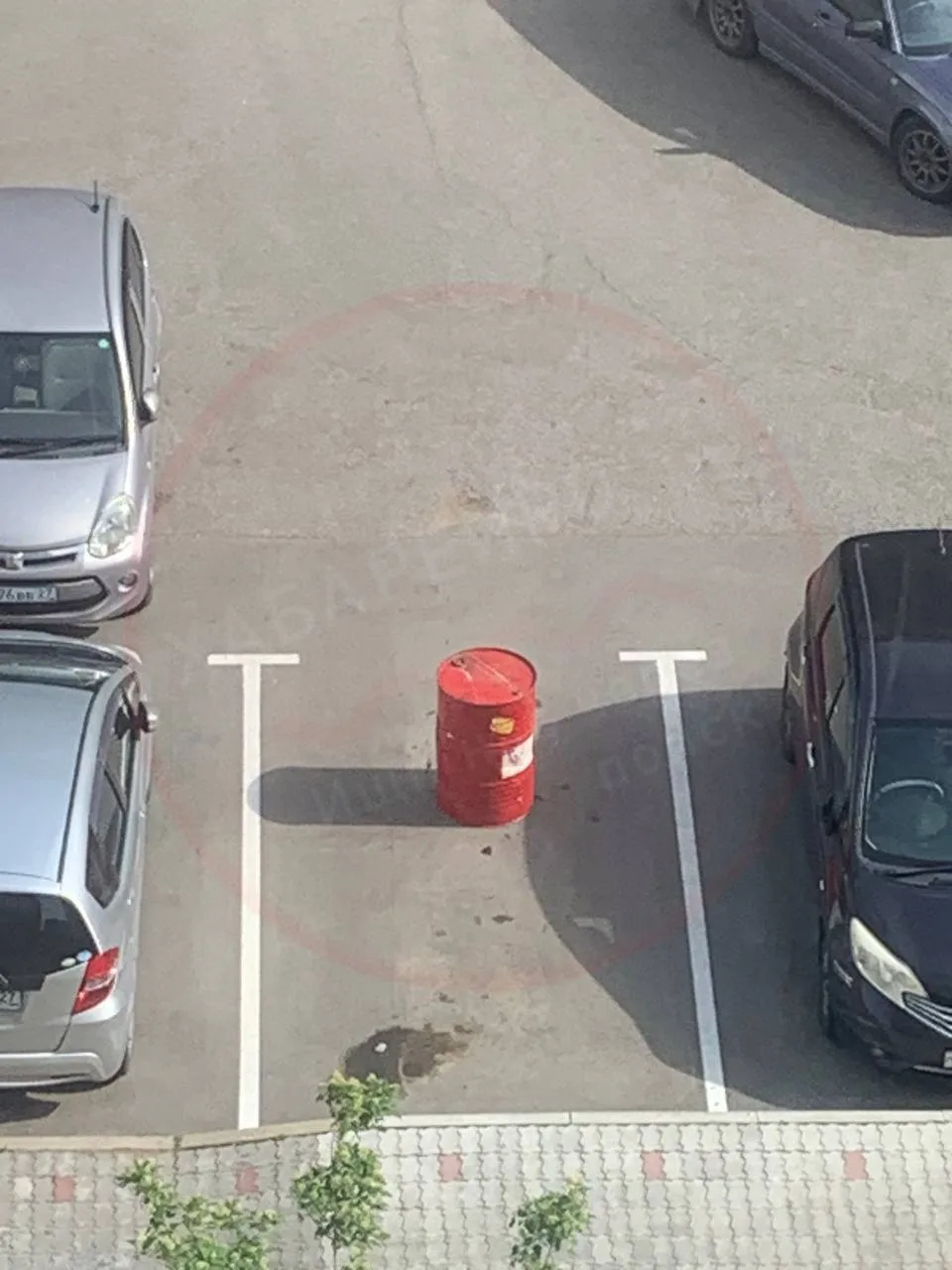 На Вахова борьба за парковочные места вышла на новый уровень 

Теперь жильцы занимают места с помощь