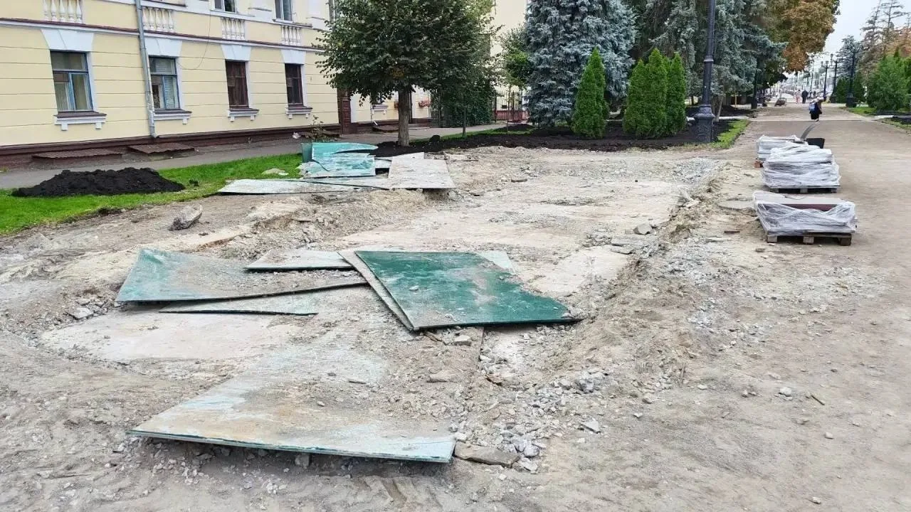 В Тамбове продолжается благоустройство улицы Октябрьской. На данный момент рабочие заве...