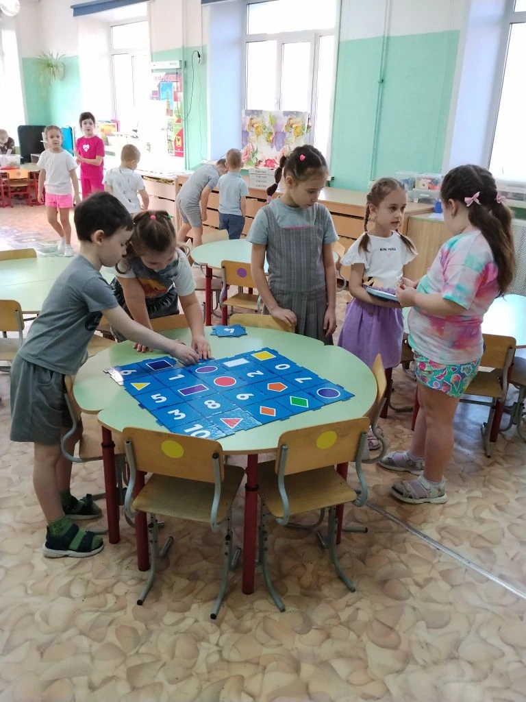 Сегодня в подготовительной группе №4  с утра суета. Ребята строят город мечты и ждут в ...