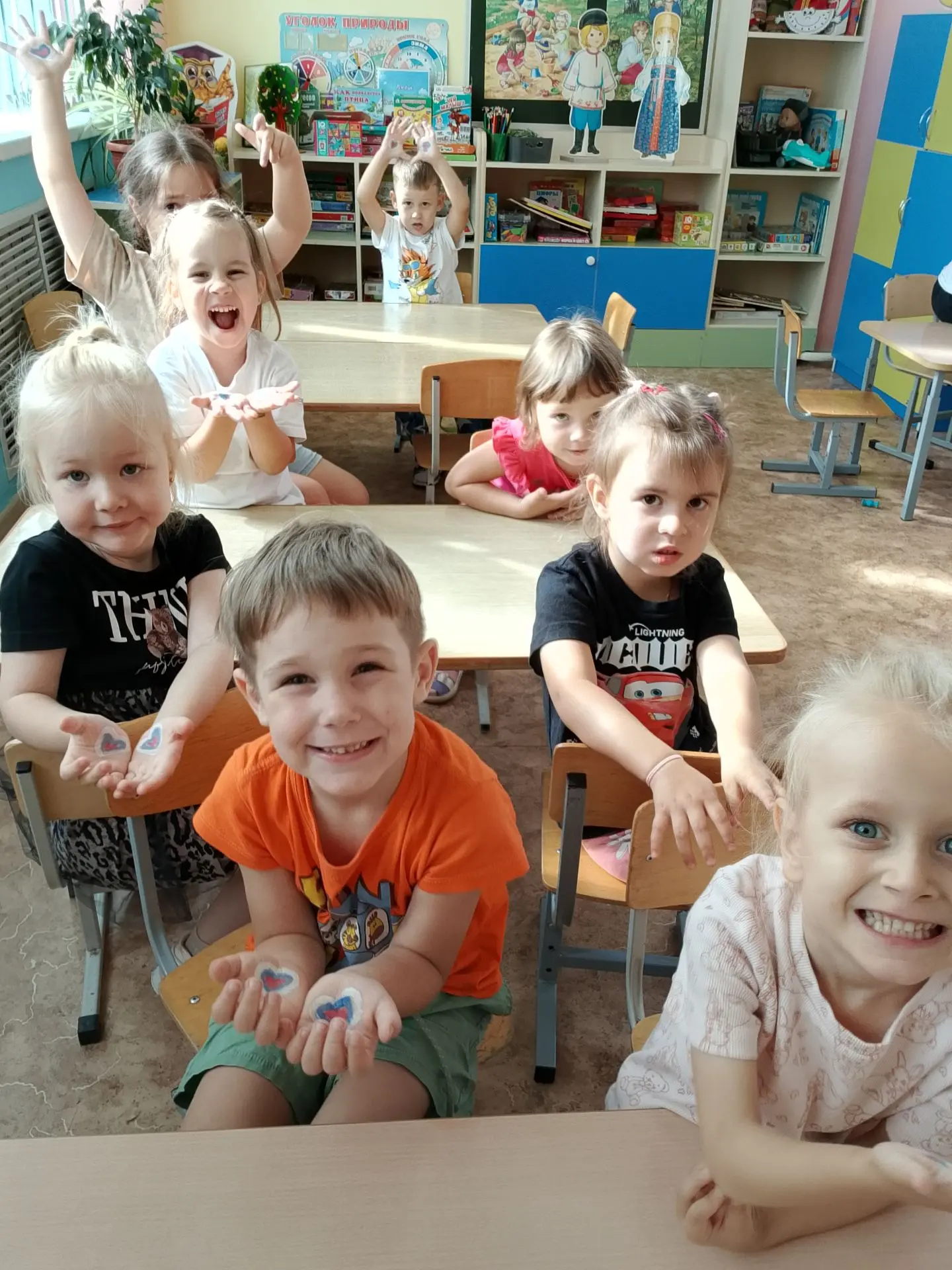 В группе "Непоседы" ребята отметили День Государственного флага России 🇷🇺. На своих л...