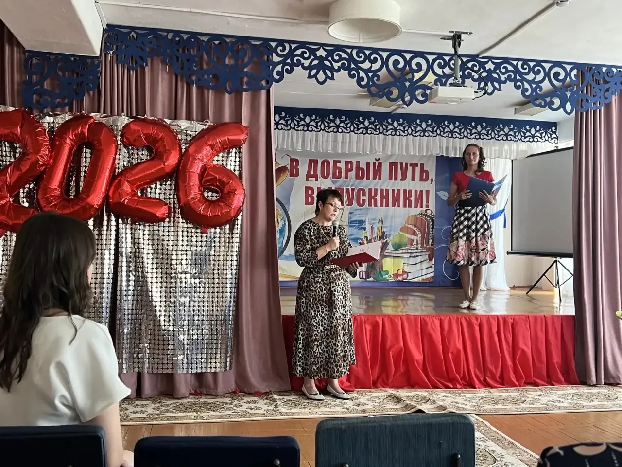 В школе состоялось торжественное вручение аттестатов и памятных медалей

27 июня в стенах нашей школ
