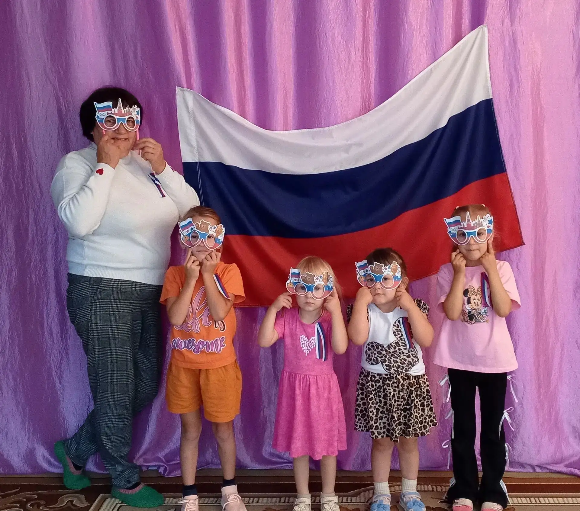 С Днем российского флага