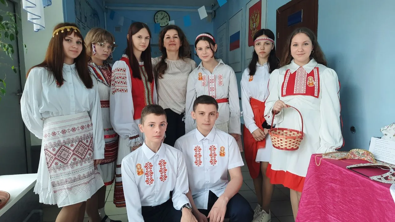 🇷🇺8 «Б» открывает Неделю чувашской культуры🇷🇺  Сегодня учащиеся 8 «Б» класса стали настоящими предст