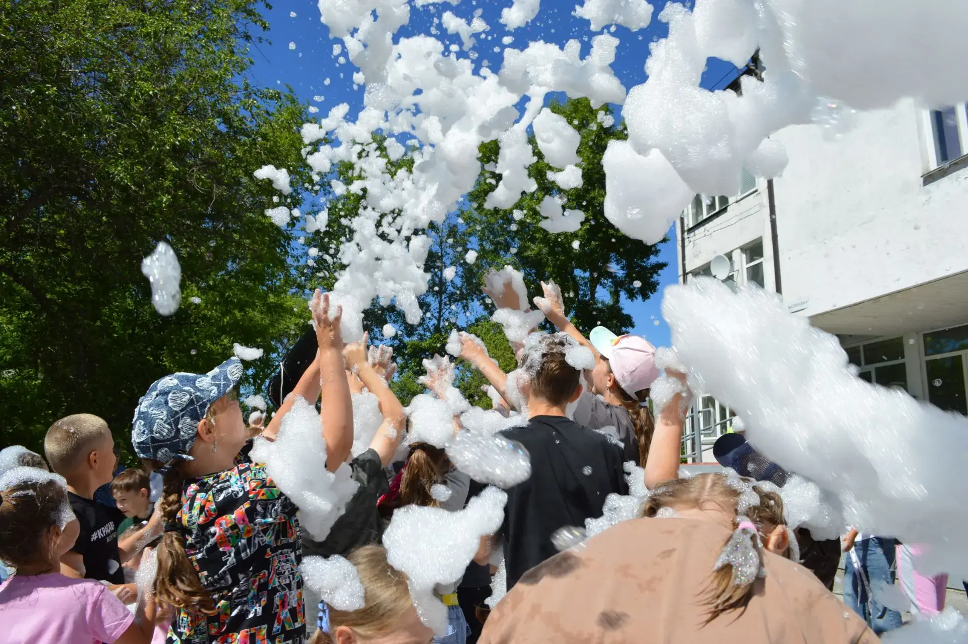 🌈Яркий праздник красок и пены в лагере Малиновской школы!

18 июня летний лагерь Малиновской школы 