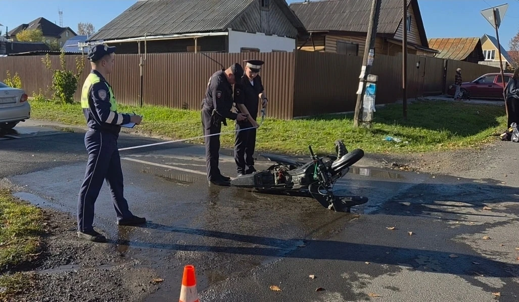 Подарили мотоцикл – получили аварию: в Полевском подросток без прав попал в ДТП