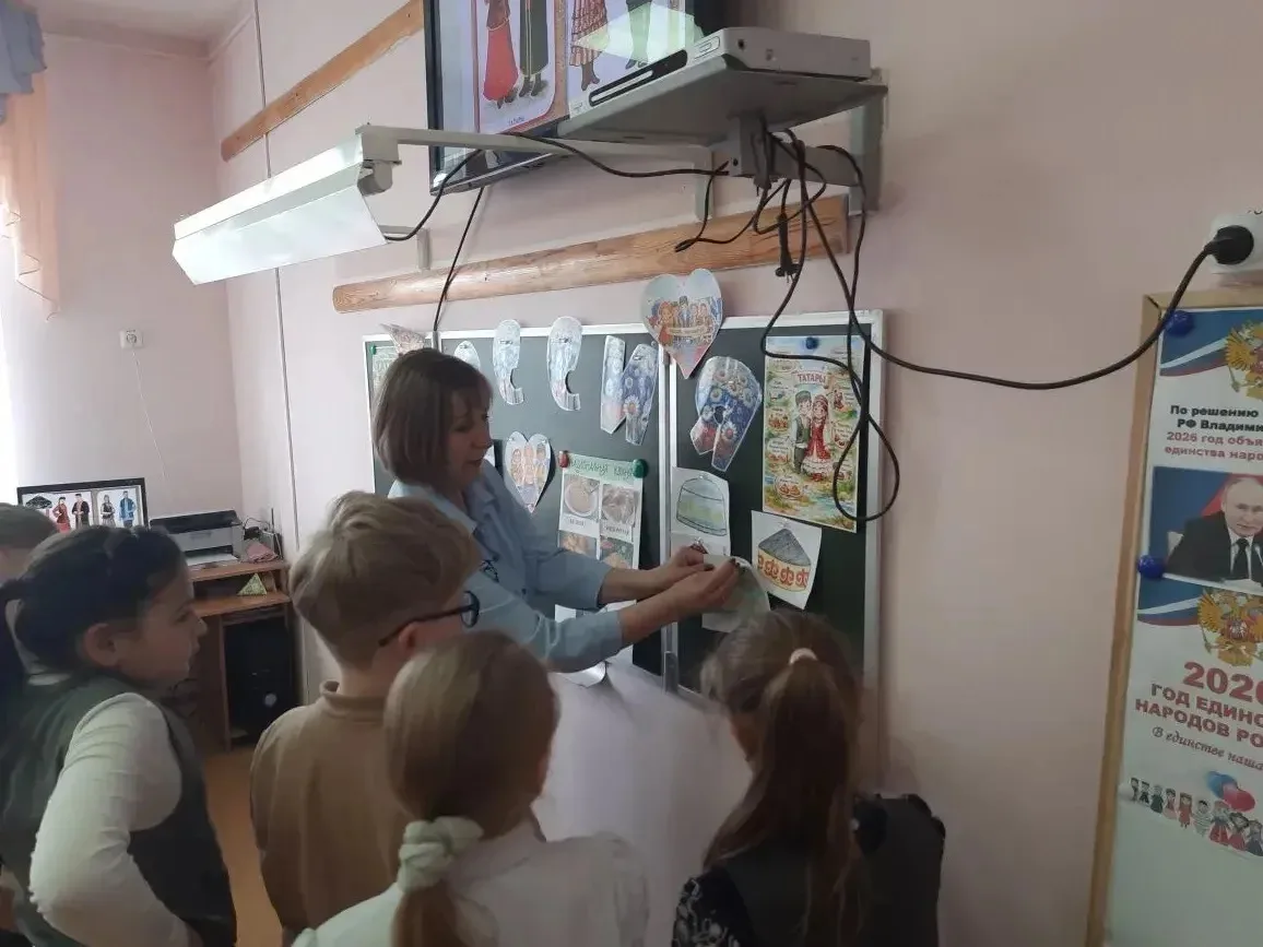 🇷🇺В начальных классах нашей школы продолжается тематическая неделя, приуроченная к Году народного ед