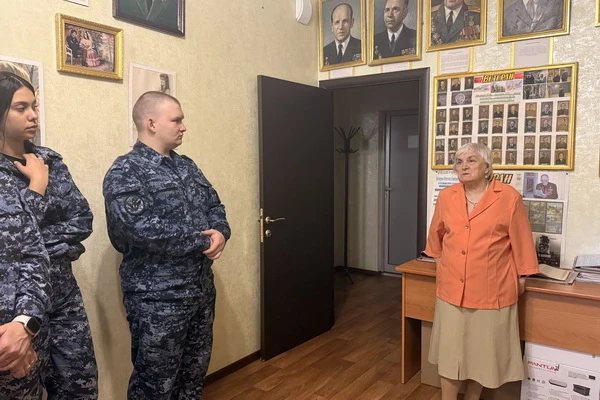 Слушатели, проходящие обучение по программе профессиональной подготовки по должности сл...