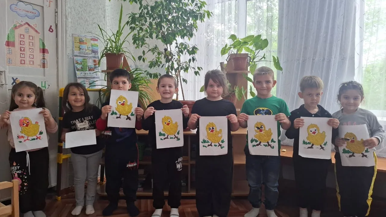 Занятие в технике пластилинографии: "Цыпленок на лужайке".