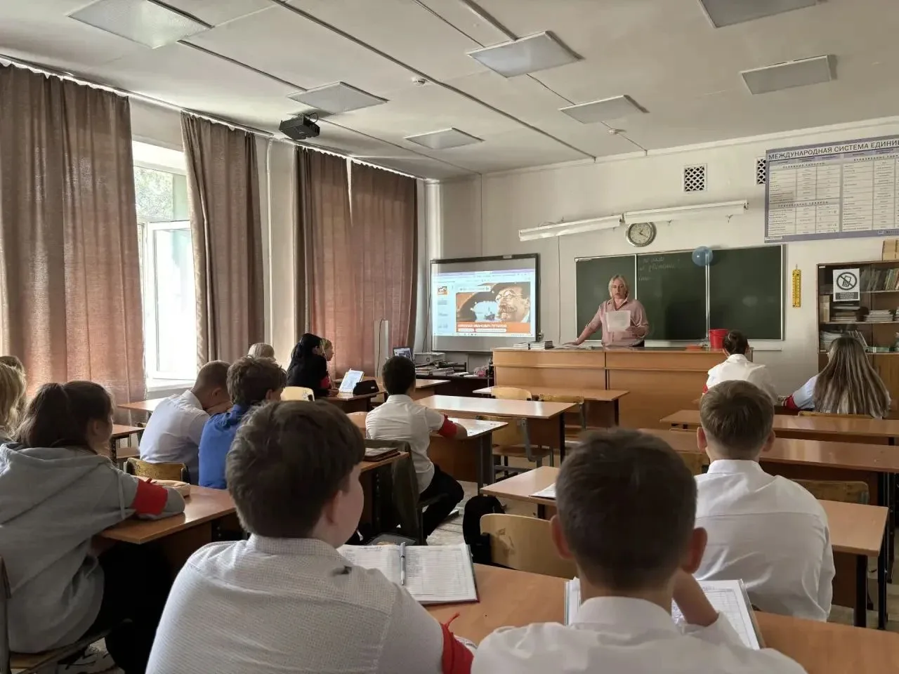 🇷🇺 Новая учебная неделя в нашей школе традиционно началась с торжественной линейки и ...