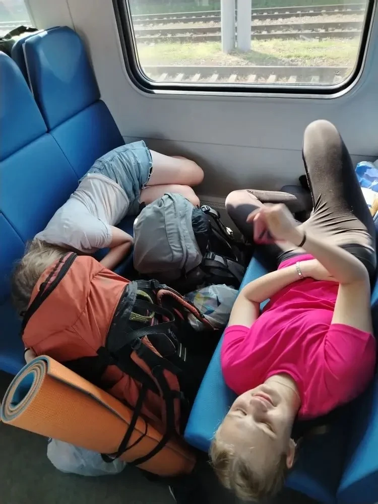 🎒⛰️ Снова в путь!

Рюкзаки собраны, места в электричке заняты, настроение — походное. Сегодня наша 