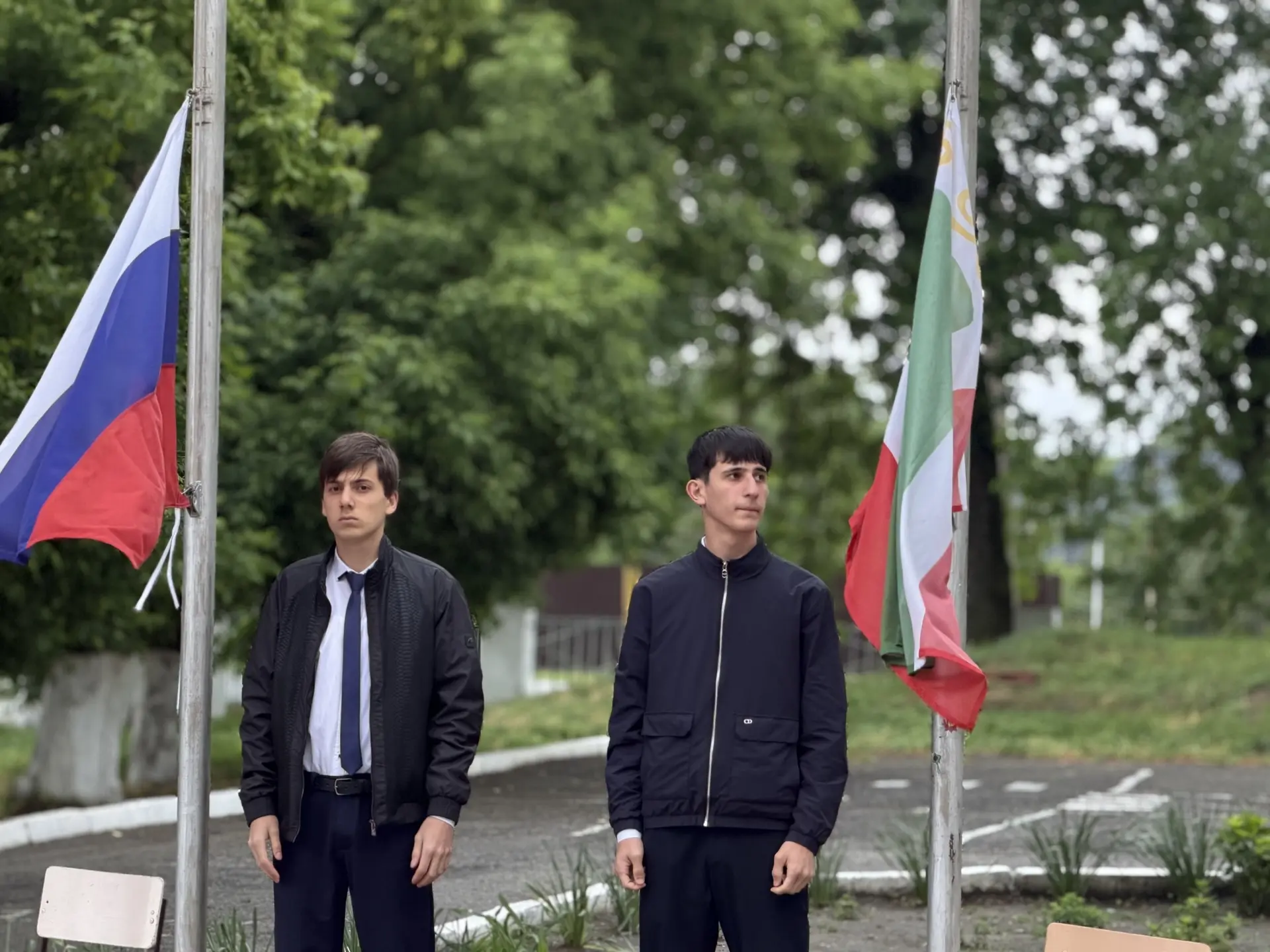 🔔Утро понедельника в нашей школе началось с торжественного поднятия флагов Российской ...