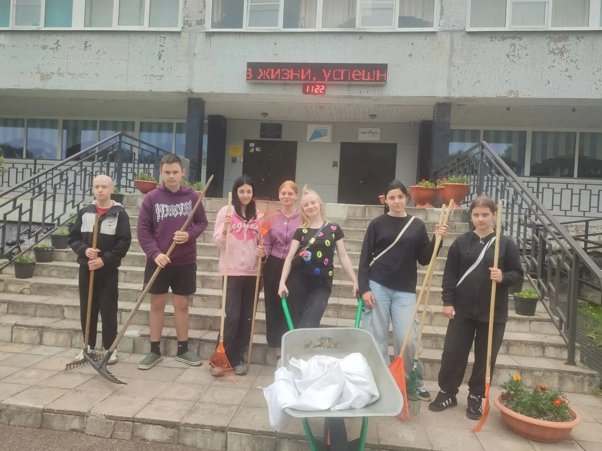 А вы знаете, что это за ребята? И почему они на фото вместе?