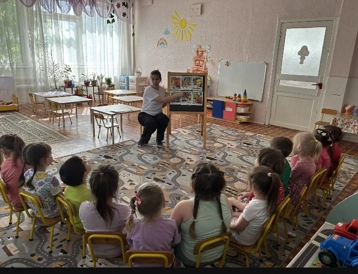 Во второй младшей группе прошёл тематический день «Светофор — наш друг».