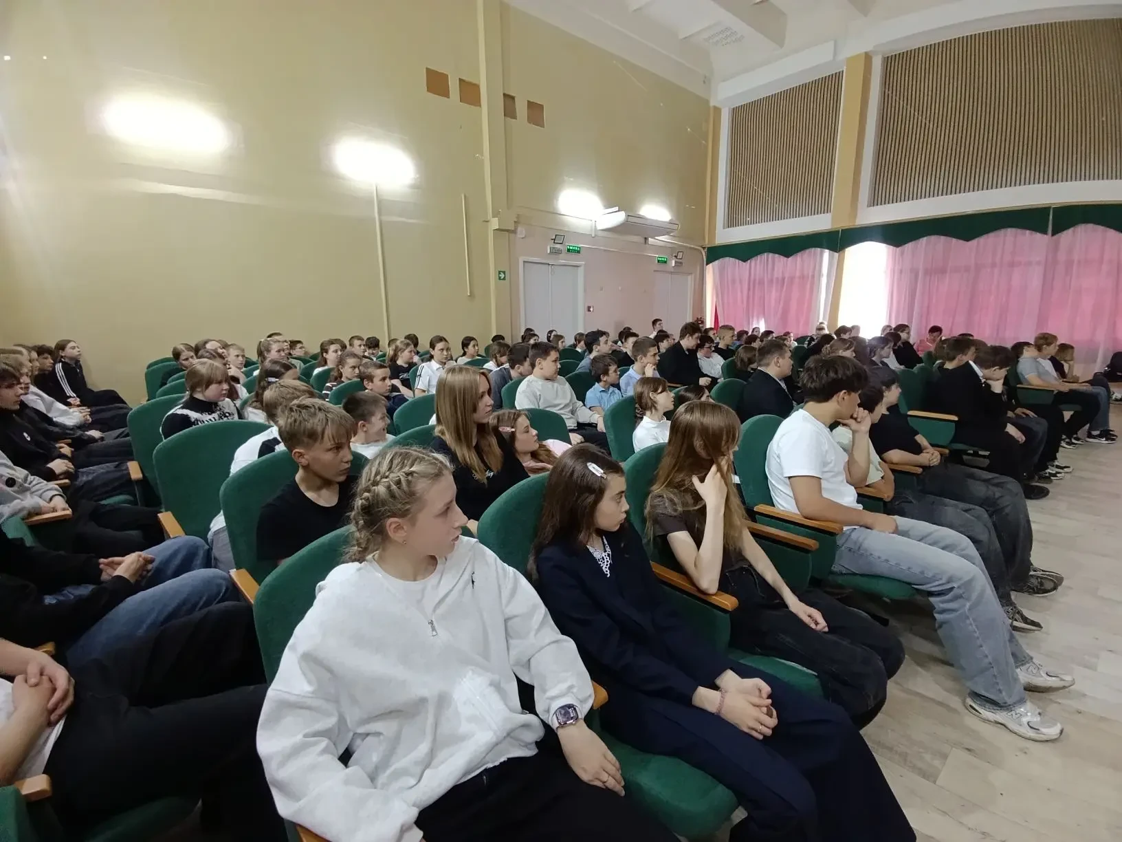 Безопасность и уважение: важные темы обсудили школьники с инспектором ПДН