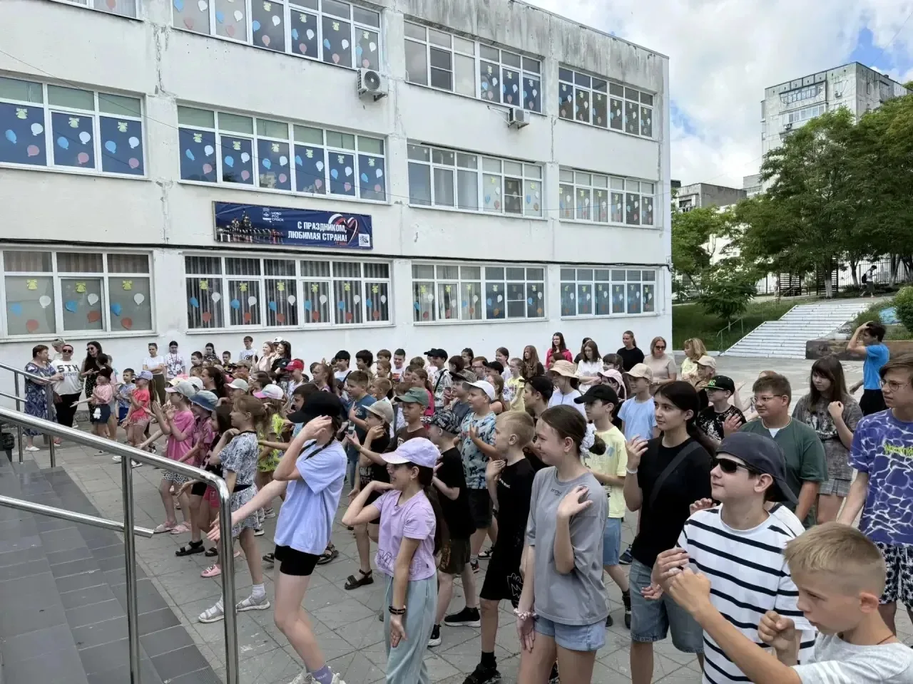 В лагере «Содружество»  прошёл "День Науки".

🤸Утро началось с бодрящей общелагерной зарядки.

