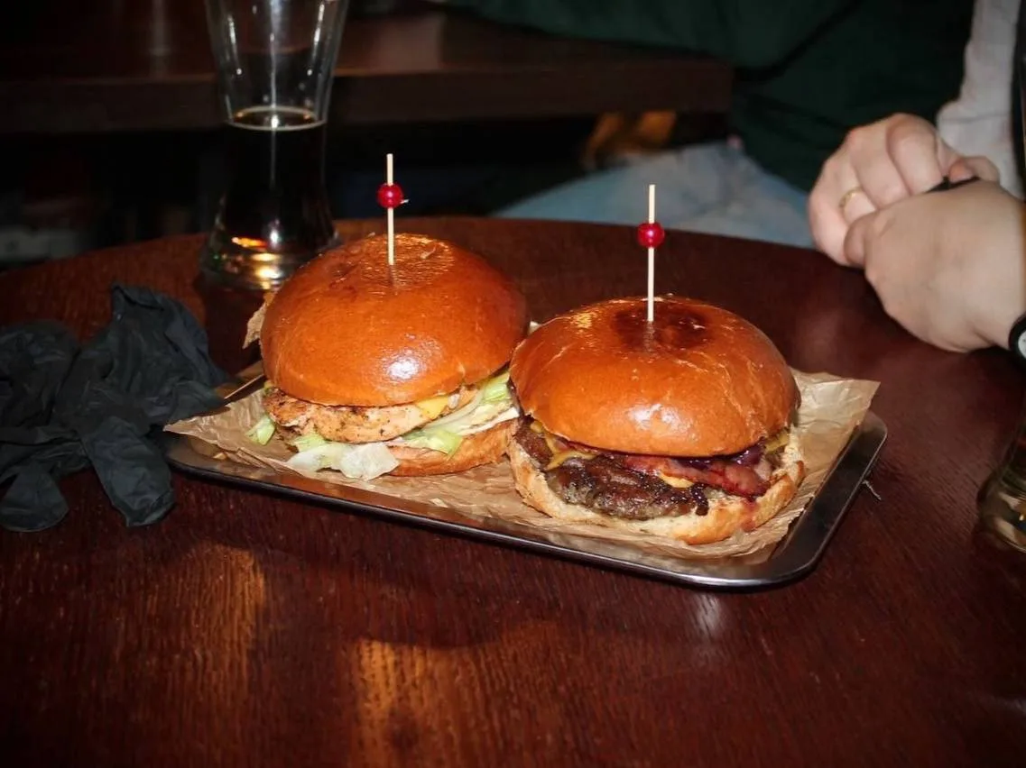Это не просто барбершоп 🍔  Bear’s Beard BarberShop в Петербурге уже 12 лет ломает привычные представ