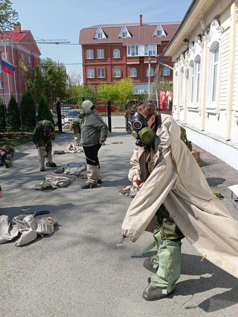 🇷🇺 8В: День учебных сборов — уже не дети, но ещё не солдаты 😅   Чему учились: 🔫 Автомат Калашникова.