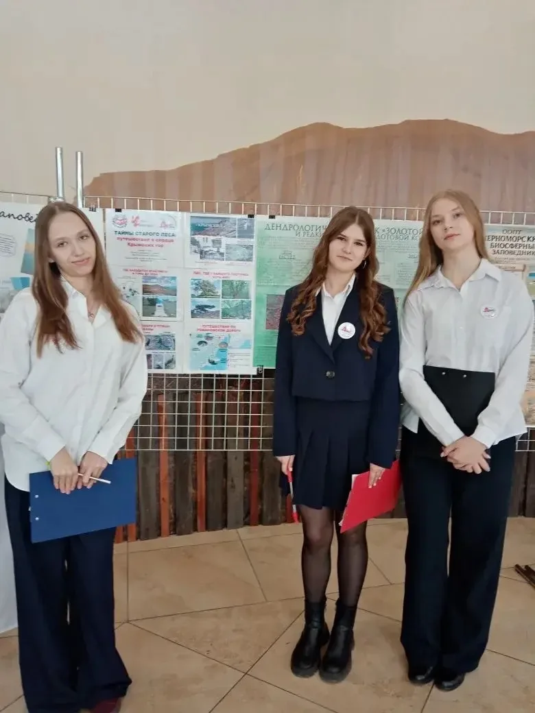Ученицы 7Е класса Юданова Ю., Евдокимова У. и Ошарова Е. представили на конкурс стендовых докладов р
