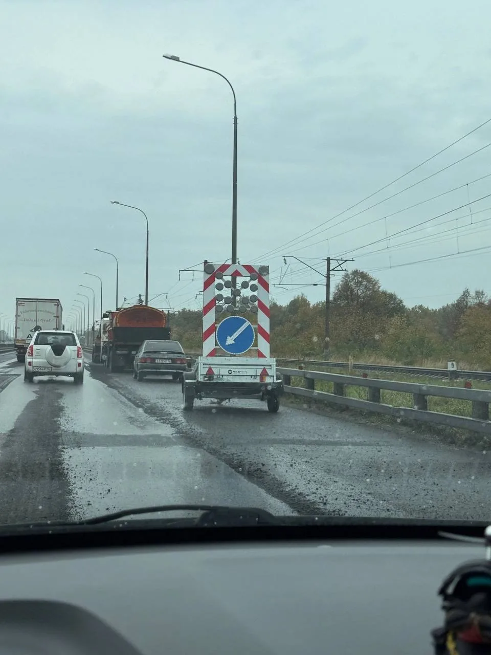 Водители предупреждают: на борском мосту срезали асфальт на одной из полос, камни разле...