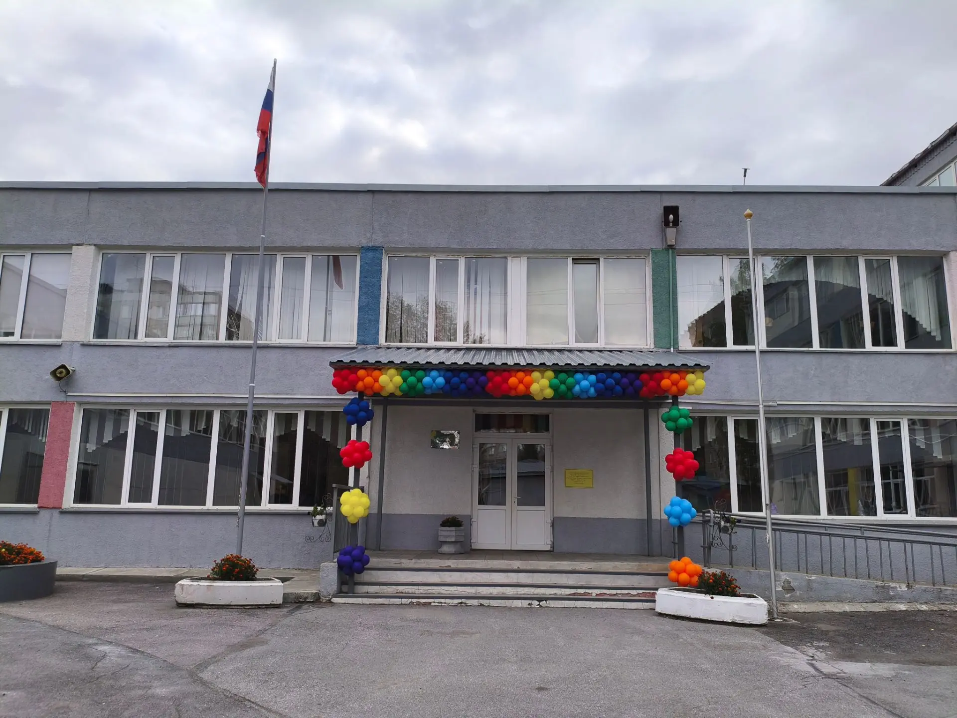 Уважаемые родители! С завтрашнего дня проход в гимназию будет строго ограничен.