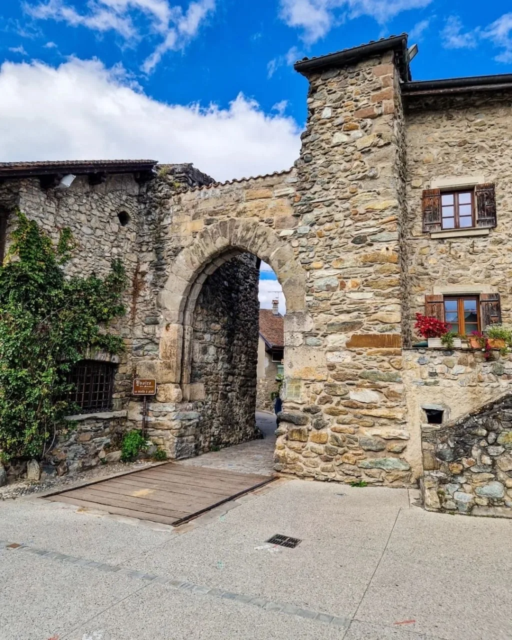 Деревня Ивуар — место, где средневековье застыло в камне! 🏰  На берегу Женевского озера прячется нас