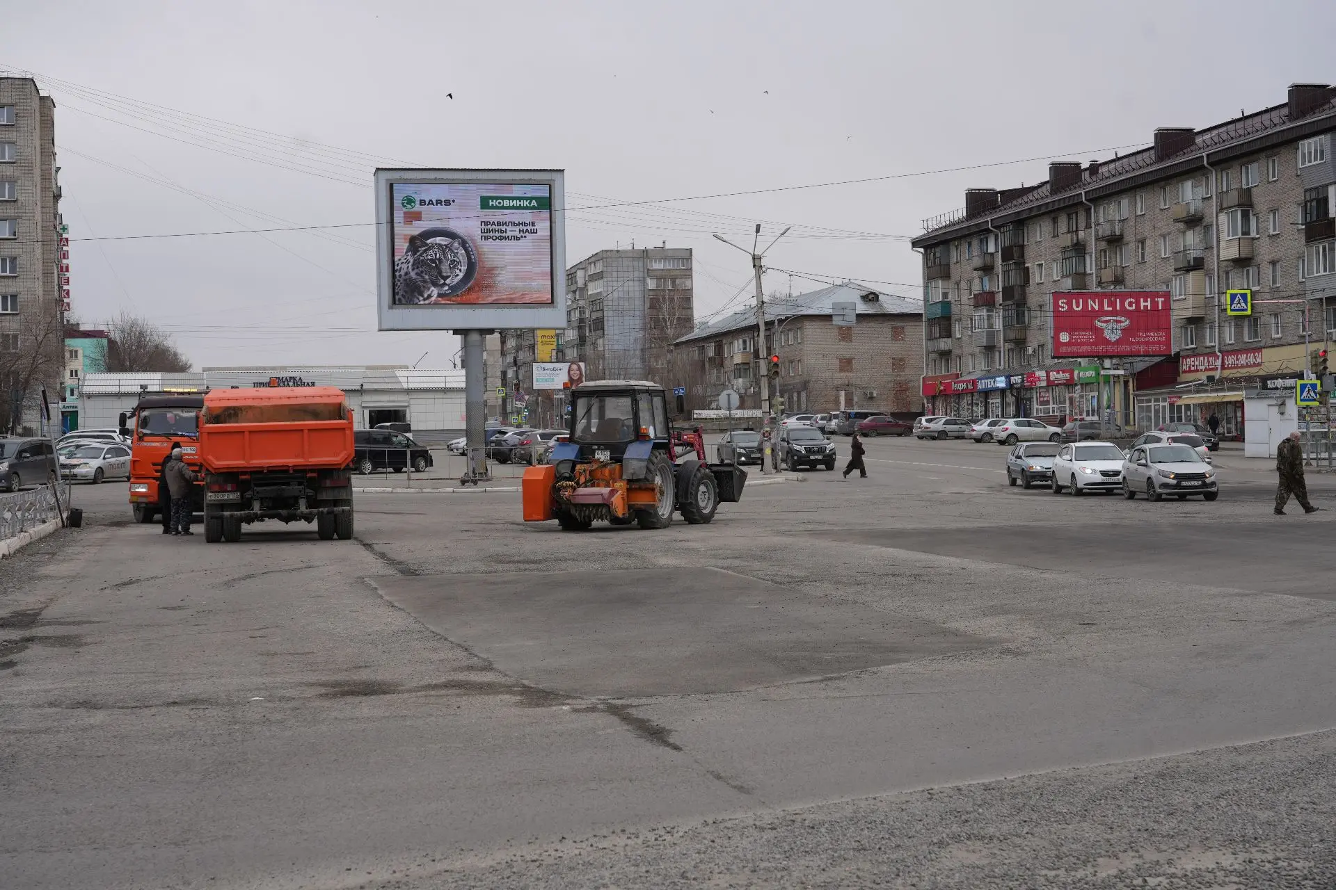 В Бийске продолжаются работы по благоустройству городских территорий и ремонту дорог ⁣ 🚜Проводится у