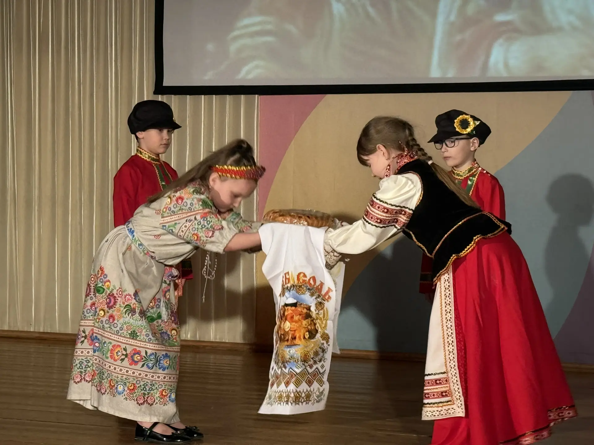 ✨ «Орлята России» на фестивале «Наследие Сурской земли» — путешествие в сердце традиций!  Ребята пел