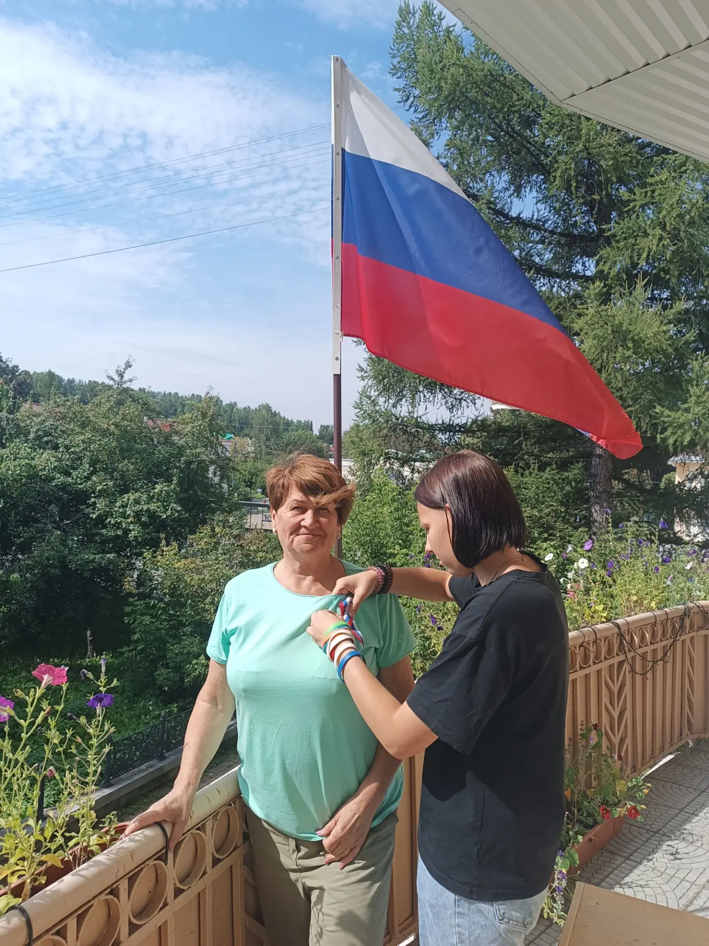 🇷🇺 День Флага России 🇷🇺Волонтеры отряда "Сердце людям" клуба "Малахит"  поздравили ...