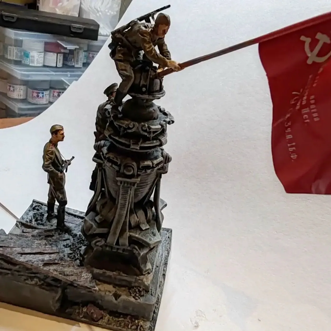 Водружение Знамени Победы на Рейхстаг. 1 мая 1945 года.

Источник: https://vk.ru/masshtabnye_modeli

