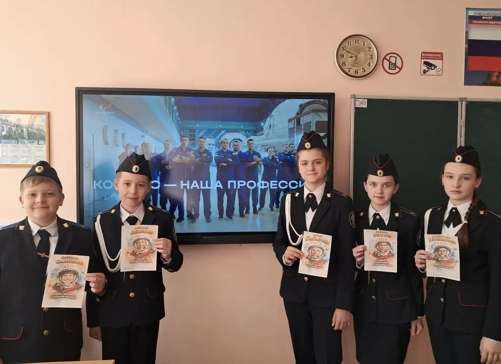 🇷🇺 Первый понедельник четвёртой учебной четверти начался с традиционной общешкольной линейки под Гос