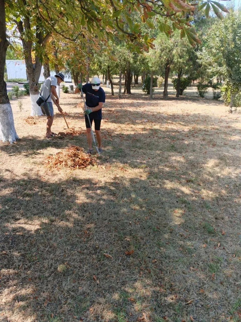 Сотрудники МБУ «Парки и скверы» выполнили в селе Бановка уборку мусора на детской площа...