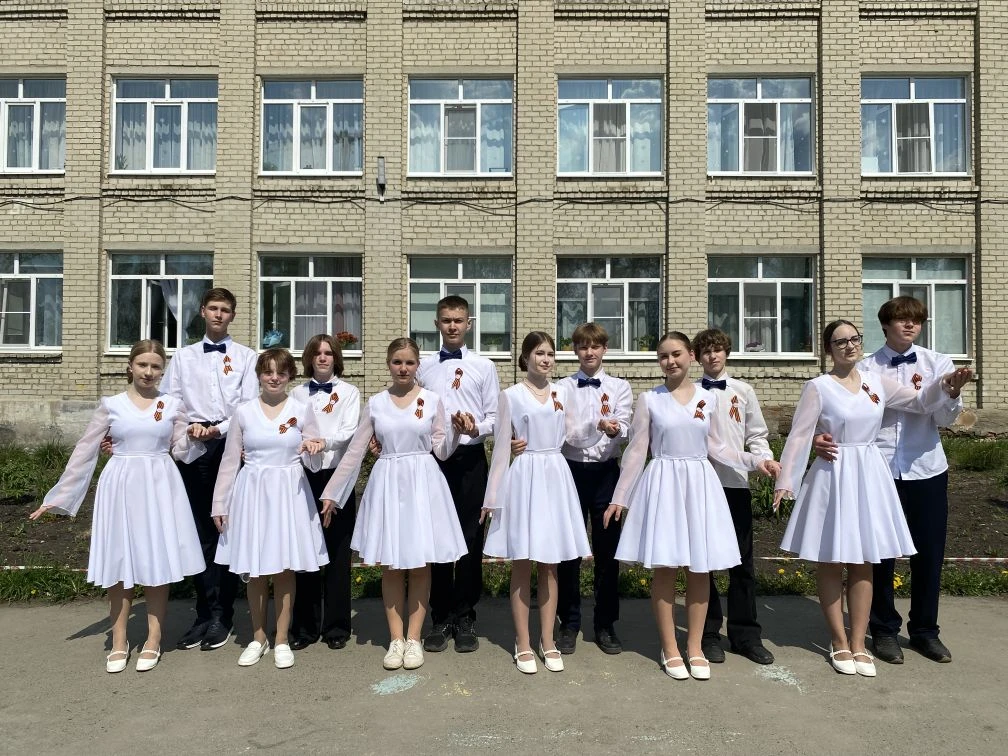 Второй год наша школа принимает участие в районной акции «Вальс Победы», организатором которой являе