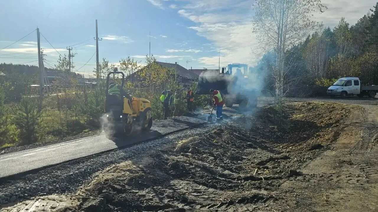 Сегодня приступили к асфальтированию нового тротуара в Становлянке.