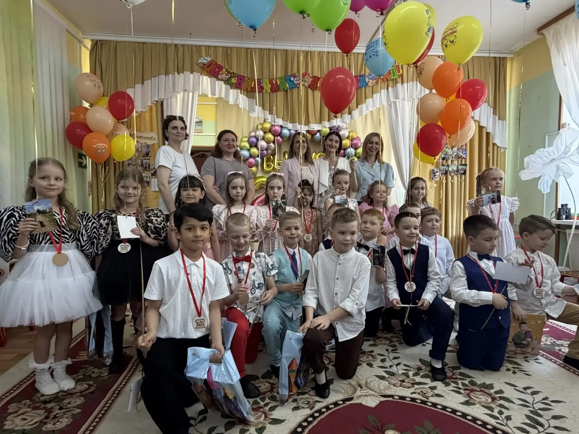 ✨ Выпускные в нашем дошкольном отделении! Дорогие родители и ребята! 🎓 Наши малыши попрощались с дет