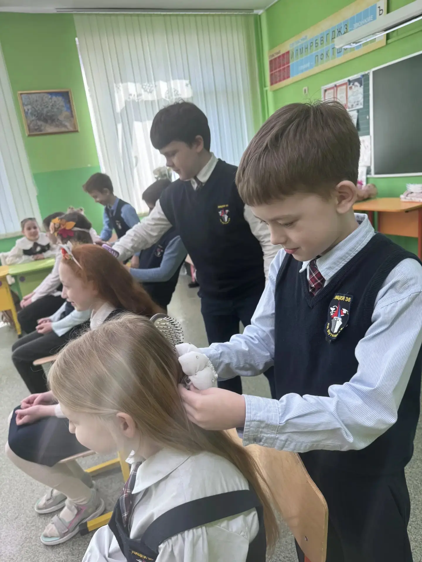 В преддверии 8 Марта во 2 «А»классе прошел праздник.🌷  Мальчики сердечно  поздравляли девочек:  гово