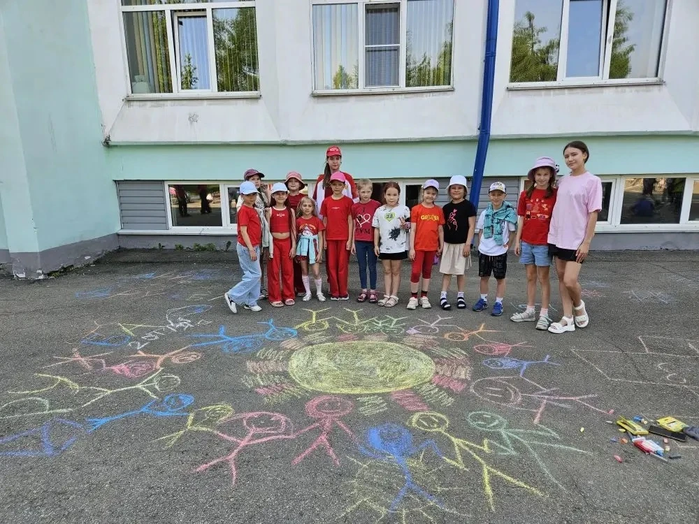 Сегодня у ребят из лагеря дневного пребывания прошел конкурс рисунков на асфальте под девизом «Детст