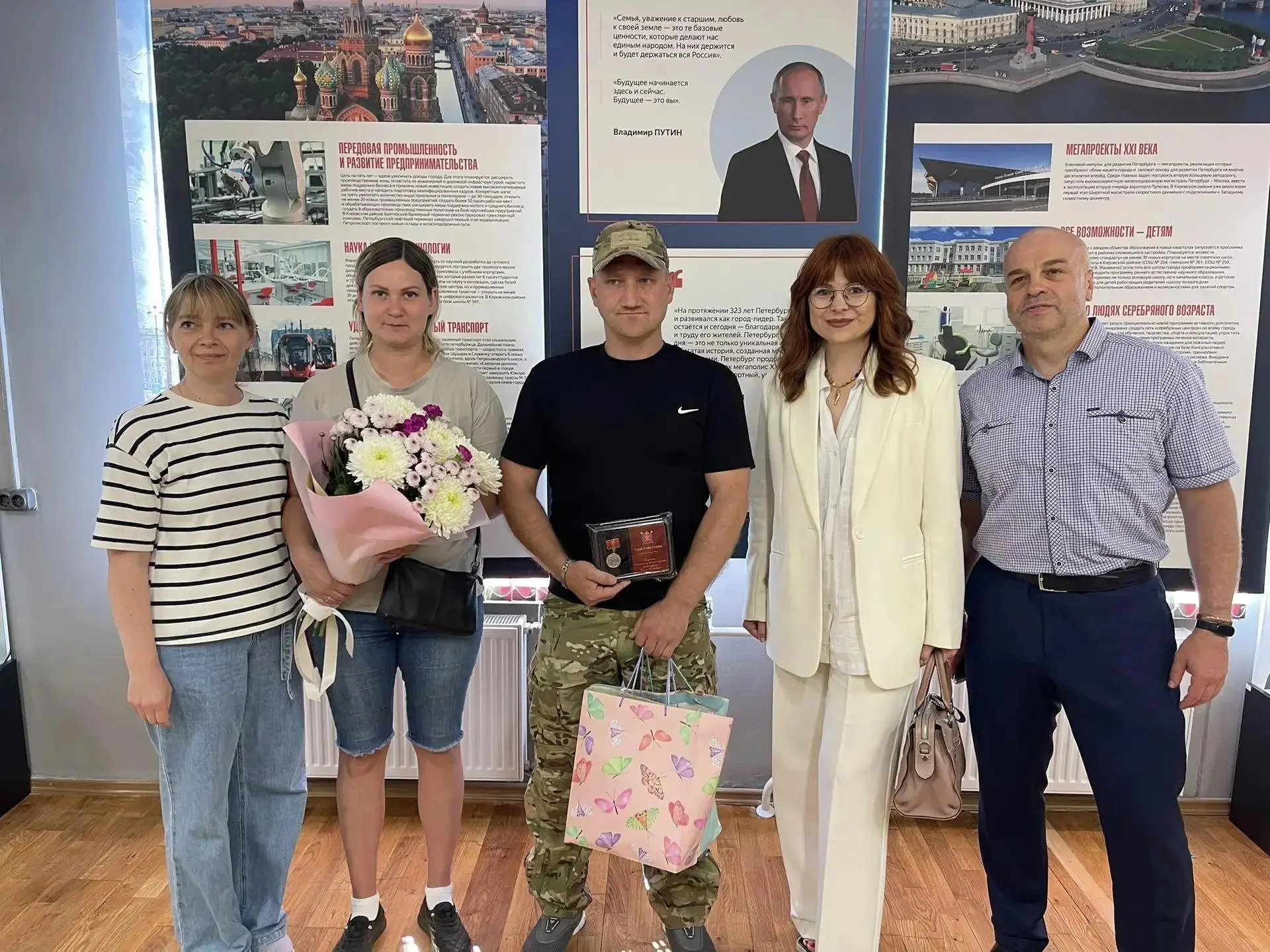Награждение Ивана Николаевича Виноградова

29 июля на выставке достижений Кировского района состояло