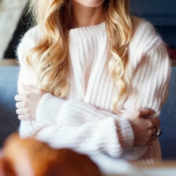 А кто мне скажет, где любовь живёт?