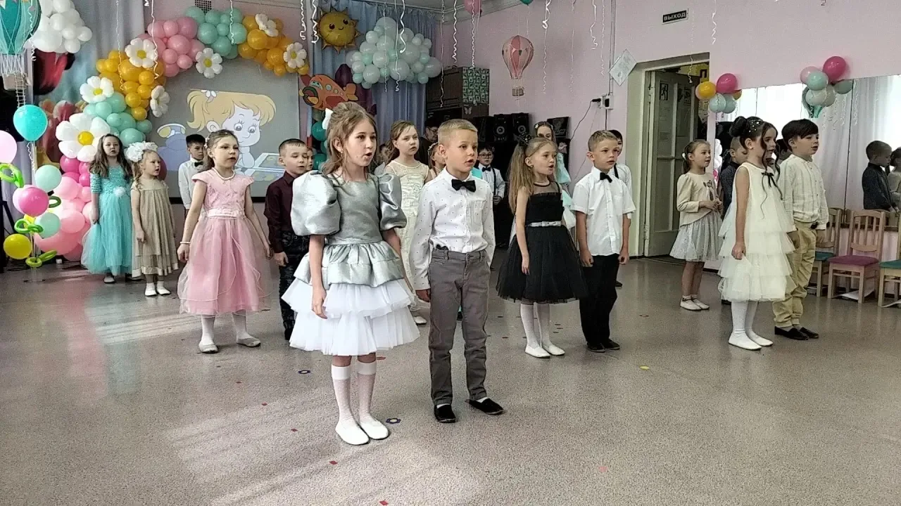 Уходят дети школьною дорогой,
Но остаётся в них частица нас!
От сада детского до школьного порога
Их