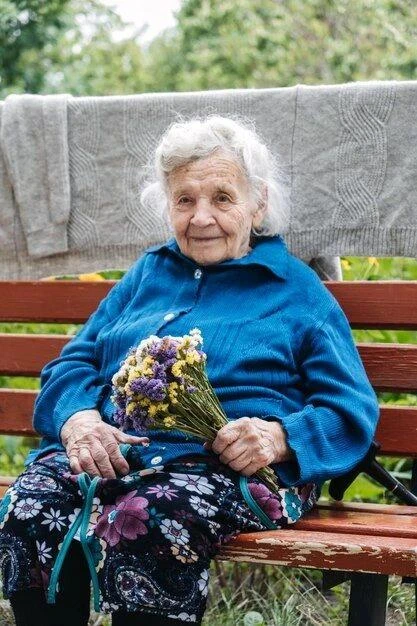 Бабку собирали всей семьёй.