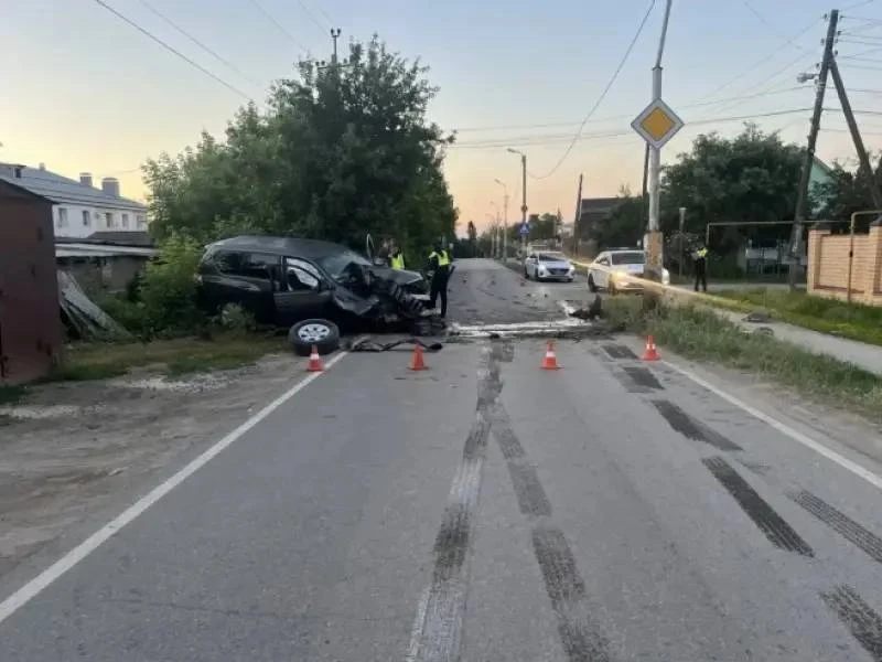 ⚡️Автоледи на «Тойоте» снесла световую опору на улице Баумана — пассажирка госпитализирована

В Липе