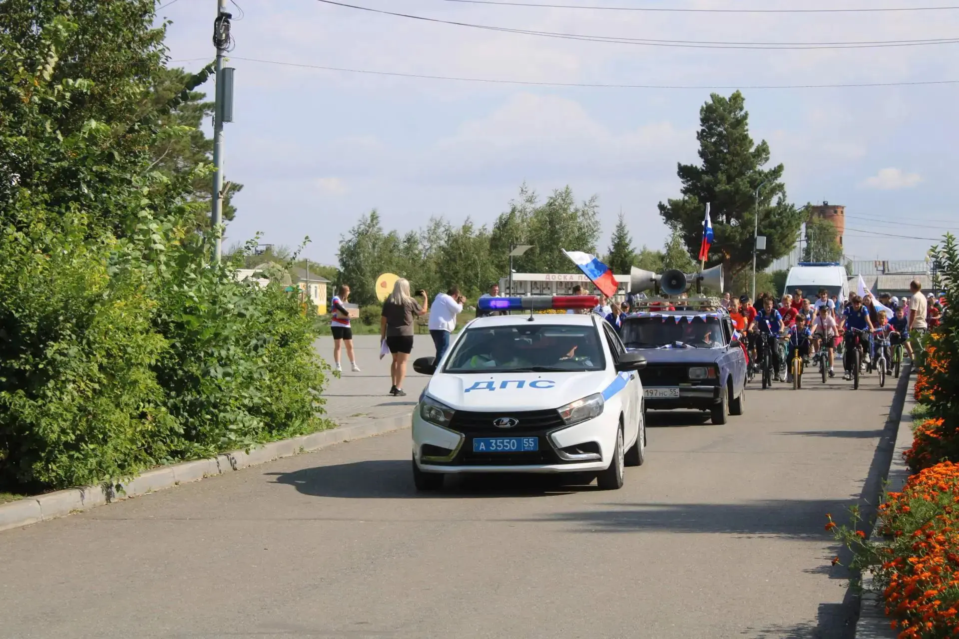 Гордо реет флаг России