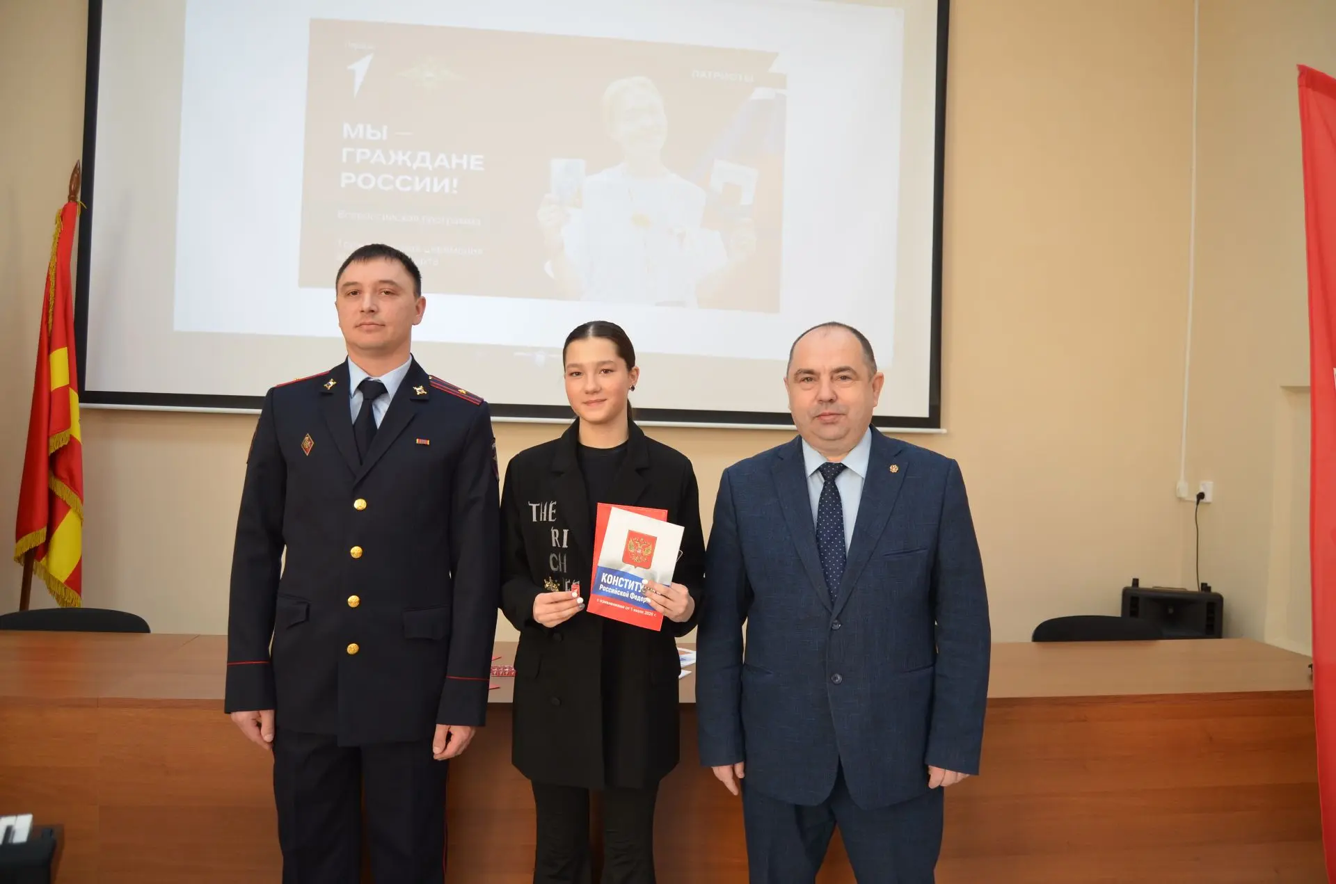 Сегодня торжественно вручили паспорта ребятам Кусинского округа, достигшим возраста 14 ...