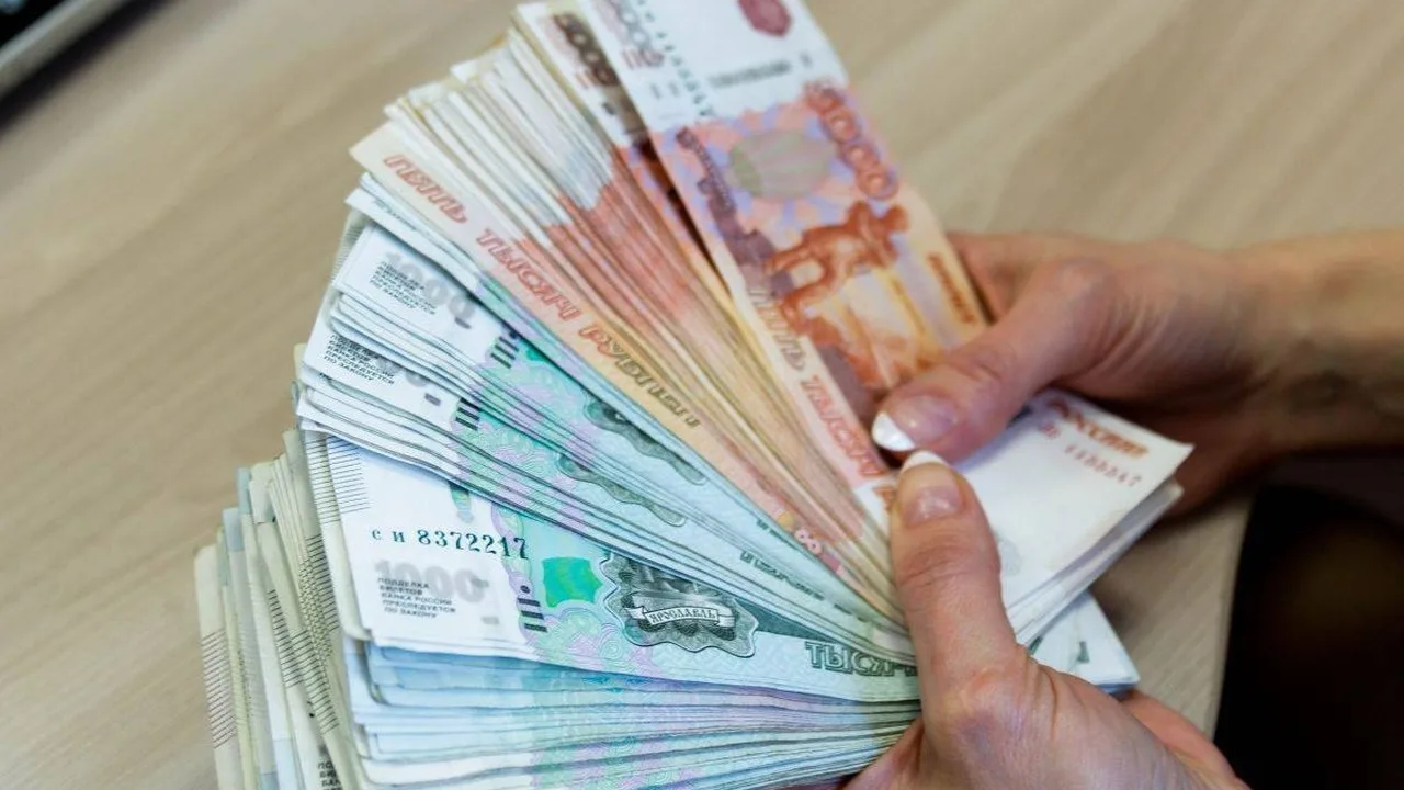 Зарплата в Кузбассе упала на 6% за месяц — до 85 740 рублей