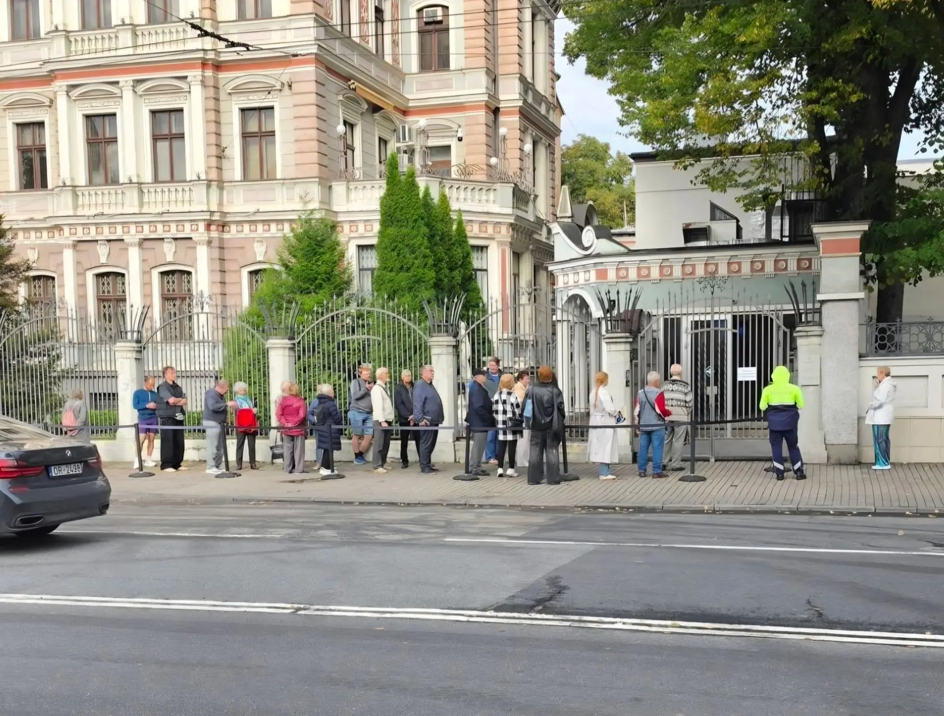 Рига. Очередь желающих проголосовать в последние минуты работы участка в посольстве России