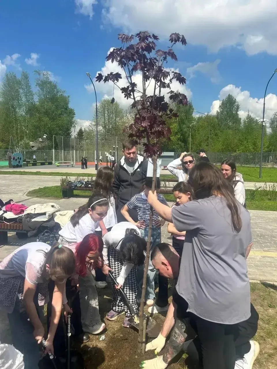 🌳 В нашей школе продолжается замечательная экологическая акция «Зелёный школьный двор». 3г класс с б
