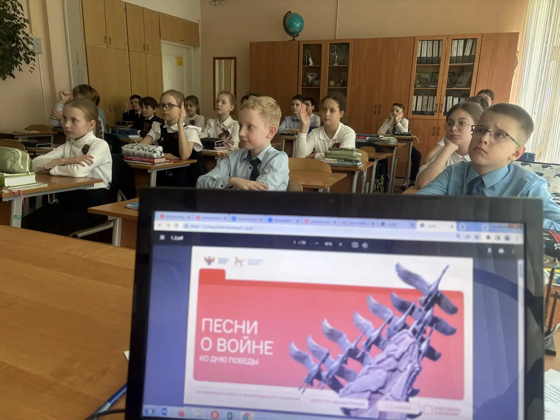 🇷🇺 РАЗГОВОРЫ О ВАЖНОМ    Утро понедельника, 4 мая, в нашей гимназии традиционно началось с церемонии